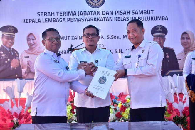 					Serah Terima Jabatan Kalapas Bulukumba dari Mut Zaini ke Akbar Amnur. (Foto: Ist/ Humas)