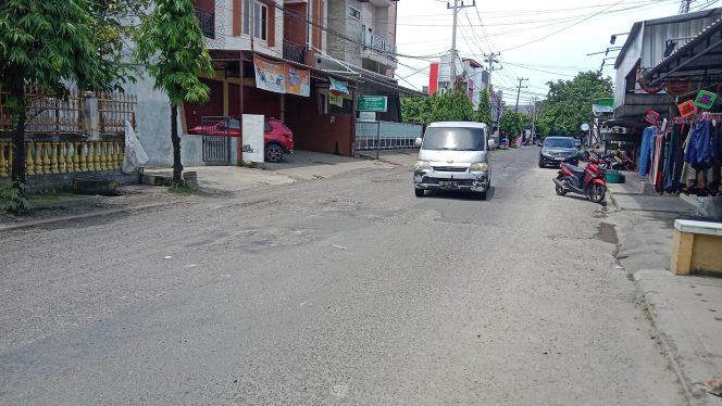 					Kondisi Jalan Rusak dan Berlubang di Jl. Agus Salim Kota Parepare. (Foto: Berita.News/ Wahyu)