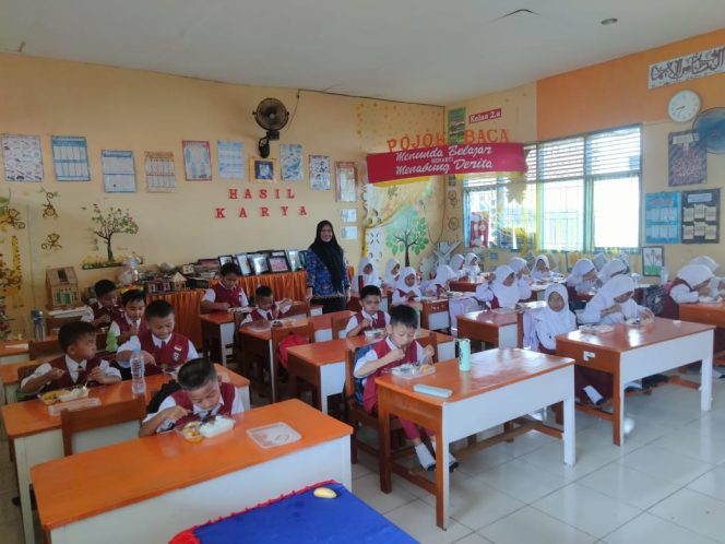 					Suasana Siswa SDN 3 Sinjai Saat Menikmati MBG. (Foto: Berita.News)