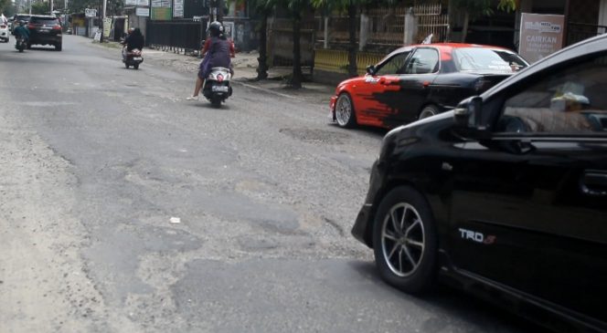 					Kondisi Jalan Agus Salim Parepare yang Rusak. (Foto: Berita.News/ Wahyu)