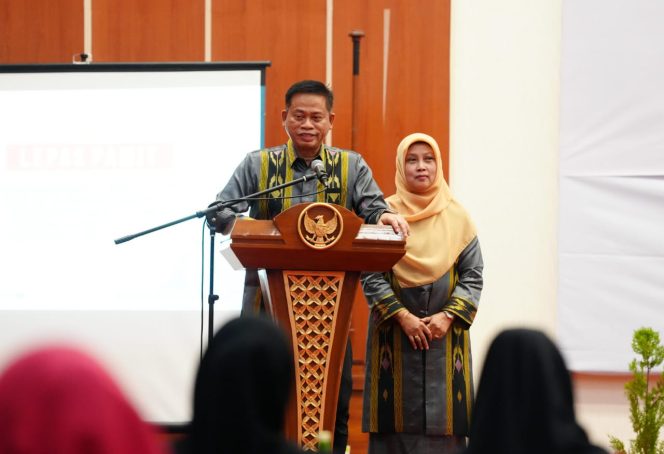 					Pj Gubernur Sulsel Prof Fadjry Djufry Bersama Pj Ketua PKK Sulsel saat lepas pamit di Rujab Gubernur (dok.)