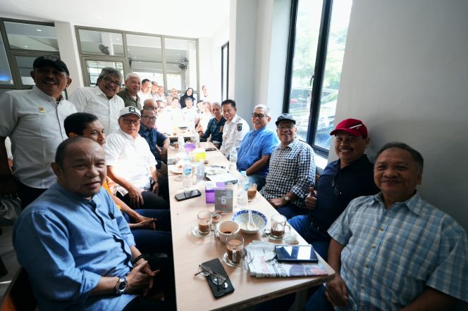 					Pj Gubernur Sulsel Prof Fadjry Djufry saat ngopi santai bareng di Warkop Arnum Makassar (dok.)