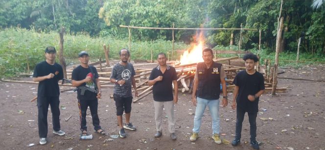 					Polisi Bakar Arena Judi Sabung Ayam di Kajang. (Foto: Ist/ Humas)