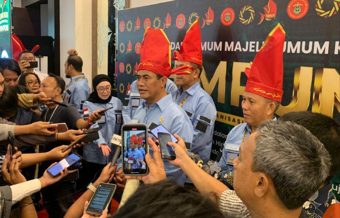 					Menteri Pertanian (Mentan) RI Andi Amran Sulaiman yang juga Ketua IKA UNHAS saat hadiri Sidang Umum Majelis Umum Himpuan Perguruan Tinggi Negeri Indonesia (HIMPUNI) ke III di Four Point Hotel (dok.)