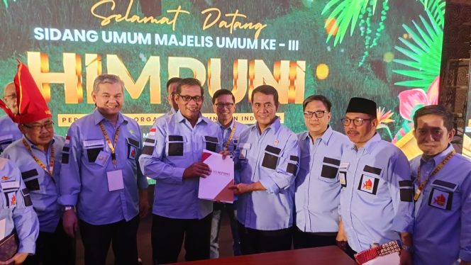 					Penyerahan berkas Himpuni kepada Koordinator Presidium Himpuni yang baru, Andi Amran Sulaiman (kanan) oleh presidium lama pada SUMU ke-3 Himpuni (dok.)