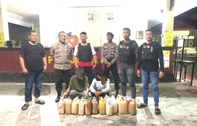 					Puluhan Liter Miras Jenis Ballo bersama Pemiliknya Diamankan di Polres Sinjai. (Foto: Ist/ Humas)