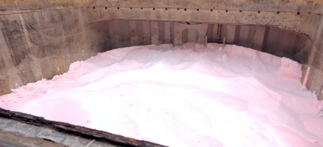 					Pembongkaran Muatan Pupuk Urea dan NPK oleh Pupuk Indonesia di Pelabuhan Soekarno Hatta Makassar (dok.)