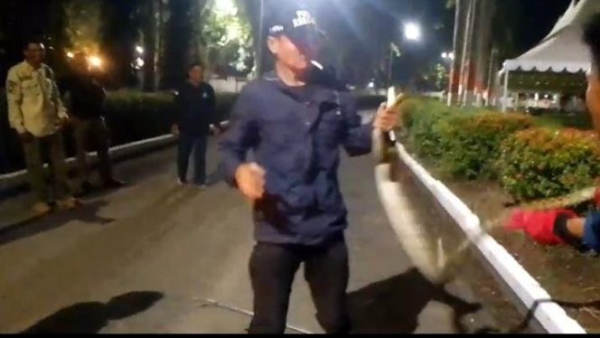 					Petugas Damkar Sinjai saat Evakuasi Ular Piton di Area Rujab Bupati. (Foto: Istimewa)