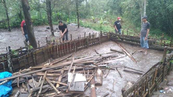 					Polisi dari Personel Polsek Bulukumpa Membongkar Arena Judi Sabung Ayam di Sapobonto, Bulukumba. (Foto: Ist/ Humas)