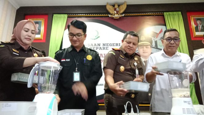 					Proses Pemusnahan Belasan Ribu Butir Obat Ilegal di Kejari Parepare. (Foto: Berita.News/ Wahyu)