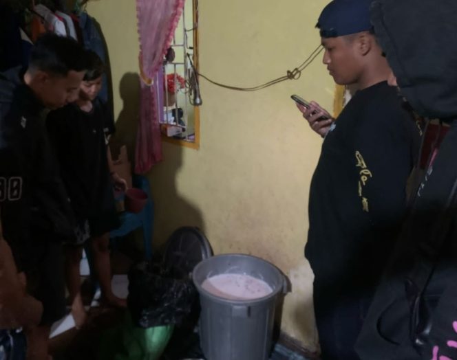 					Polisi Amankan Puluhan Liter Miras Jenis Ballo di Kediaman MR. (Foto: Istimewa)