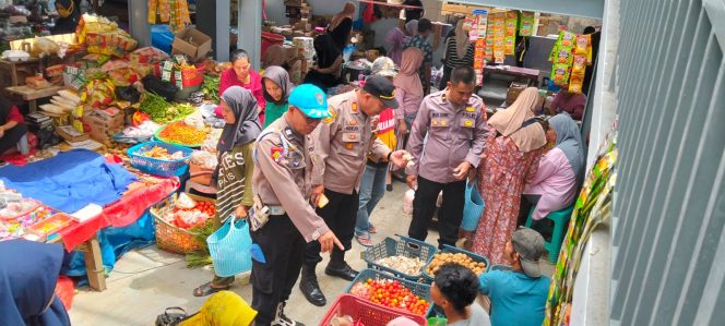 					Kapolsek Bulukumpa bersama Anggota Sidak Harga Sembako di Pasar Tanete, Bulukumba. (Foto: Istimewa)