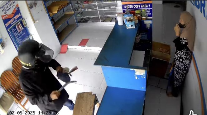 					Pelaku Tampak Mengeluarkan Senjata Tajam dan Mengancam Korban. (Foto: Tangkapan Layar Video CCTV)