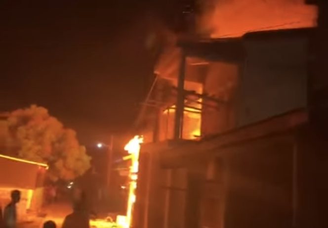 					Rumah Panggung Milik Salamung saat Masih Kondisi Terbakar. (Foto: Berita.News/ Syarif)