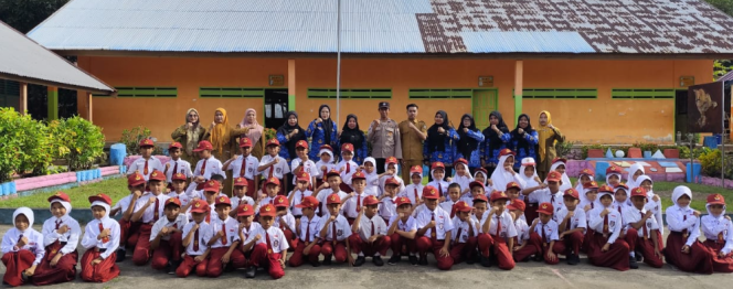 					Upaya Preventif, Sat Binmas Polres Selayar Kunjungi Sekolah-sekolah sebagai Pembina Upacara