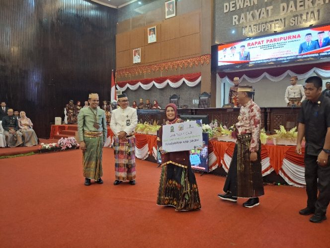 					Momentum HJS ke-461, Bank Sulselbar Serahkan Bantuan Mobil Ambulans Jenazah untuk Pemkab Sinjai