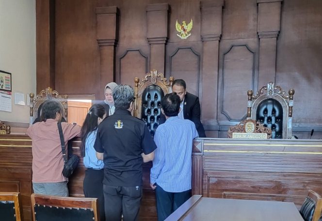 					Suasana sidang gugatan wanprestasi H Sukiyat ke dua anak perusahaan PT Astra Otopart, Tbk; PT Velasto Indonesia dan PT Ardendi Jaya Sentosa di PN Jakut, Senin (24/3/2025)