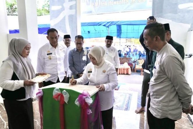 					Bupati Sinjai Hj. Ratnawati Arif Tandatangani Prasasti Peresmian Masjid Besar Ikhwanusshafaa. (Foto: Istimewa)