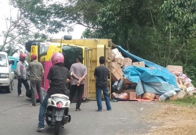 					Truck Pengangkut Barang Campuran Kecelakaan di Tikungan Batu Boddong Tahun 2022. (Foto: Istimewa)