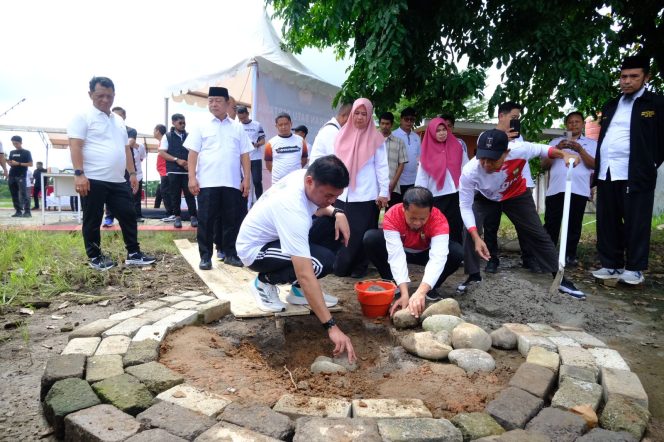 					Akhir Masa Jabatan, AdnanKio Letakkan Batu Pertama Pembangunan Mushollah Lapangan Sultan Hasanuddin
