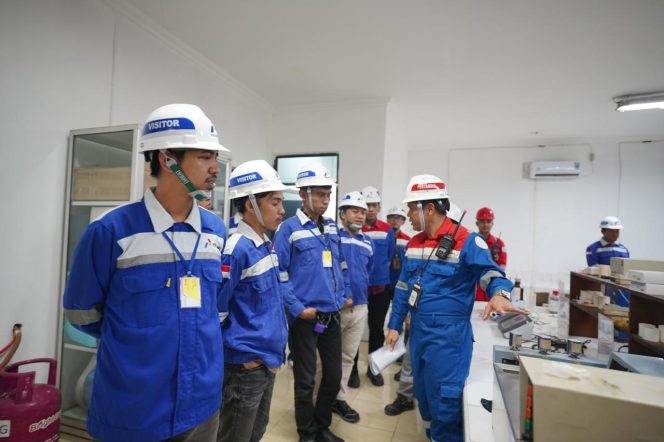 					HMI Badko Sulselbar saat Pastikan langsung kualitas Pertamax di Pertamina Patra Niaga Regional Sulawesi (dok.)