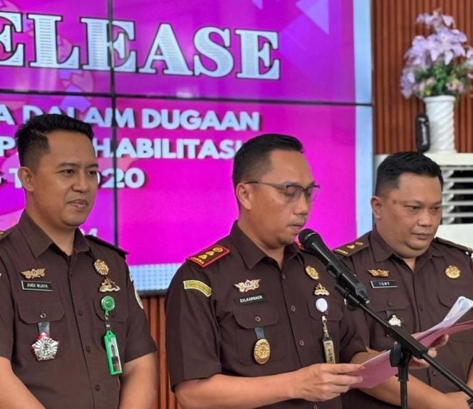 					Kajari Sinjai Didampingi Kasi Pidsus saat Press Release Kasus Korupsi Proyek Irigasi Apareng. (Foto: Istimewa)