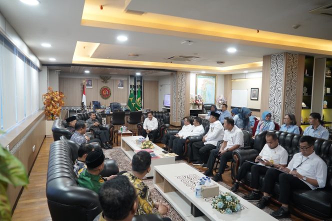 					Pertemuan dengan Kanwil Kemenag Sulsel, H. Ali Yafid, dan Kepala Kantor Wilayah ATR/BPN Sulsel, R. Agus Marhendra. (Foto: Istimewa)
