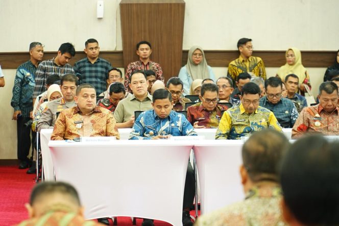 					High Level Meeting Tim Pengendalian Inflasi Daerah (TPID) di Kantor Gubernur Sulawesi Selatan. (Foto: Ist)