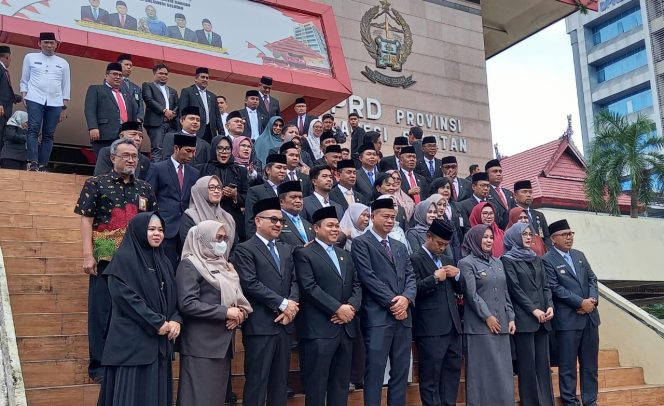 					Pj Gubernur Prof Fadjry Djufry saat ikut foto bersama Gubernur Andi Sudirman Sulaiman, Wakil Gubernur Fatmawati Rusdi usai Serah Terima Jabatan di Rapat Paripurna DPRD Provinsi (dok.)