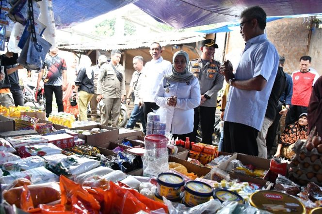 					Bupati dan Wakil Bupati Sidak Harga Bahan Pokok di Pasar Sentral Sinjai. (Foto: Ist)