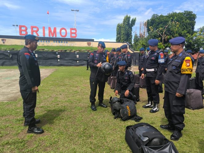					Personel Brimob Parepare Siap Amankan Laga PSM Makassar Versus Persebaya Surabaya di Stadion GBH. (Foto: Istimewa)