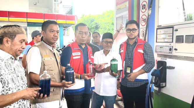 					Uji Sampel BBM di SPBU Jalan Gunung Bawakaraeng Makassar, hadir dari Dinas ESDM Sulsel, Pertamina Patra Niaga Regional Sulawesi dan Hiswana Migas (dok.)