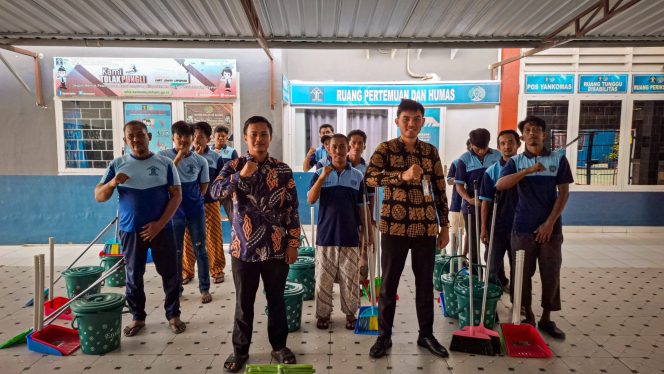 					Rutan Barru Bagikan Alat Kebersihan untuk Jaga Lingkungan Tetap Sehat