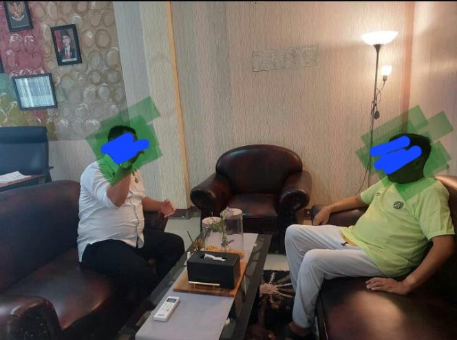 					Foto Bersama Diduga Petinggi Ditjenpas Sulsel dan Tersangka Kasus Uang Palsu di UIN Makassar. (Foto: Istimewa)