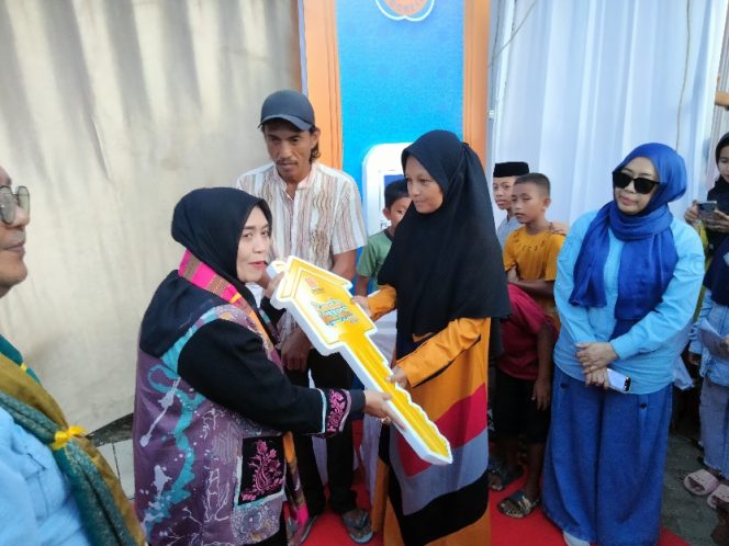 					Bupati Sinjai Serahkan Kunci Rumah secara Simbolis kepada Penerima Bantuan Program REI Sulsel. (Foto: Istimewa)