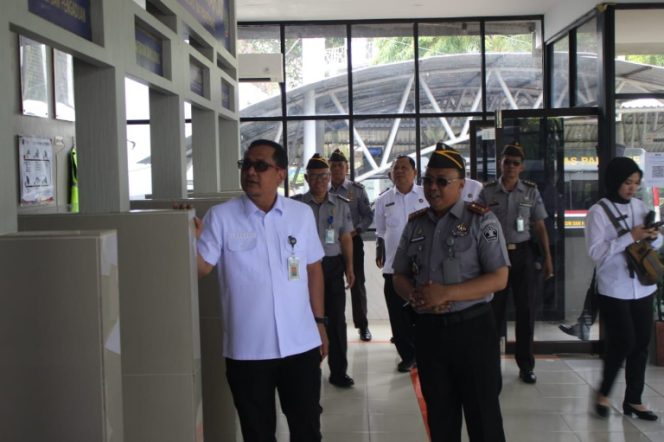 					Kunjungan Kerja Kakanwil Dirjenpas Sulsel bersama Rombongan di Lapas Parepare. (Foto: Ist/ Humas)