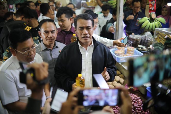 					Mentan RI Andi Amran Sulaiman saat sidak di pasar tradisional Solo (dok.)