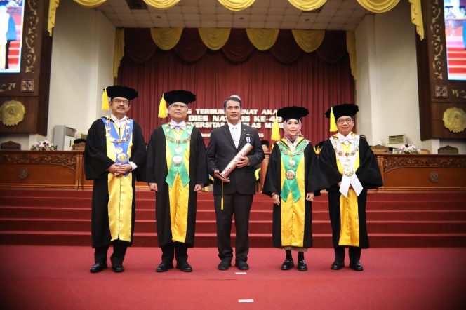 					Mentan Andi Amran Sulaiman saat menerima penghargaan dari Universitas Sebelas Maret (UNS), sama seperti yang pernah diberikan kepada Mantan Presiden RI ke 3 Prof BJ Habibie (dok)