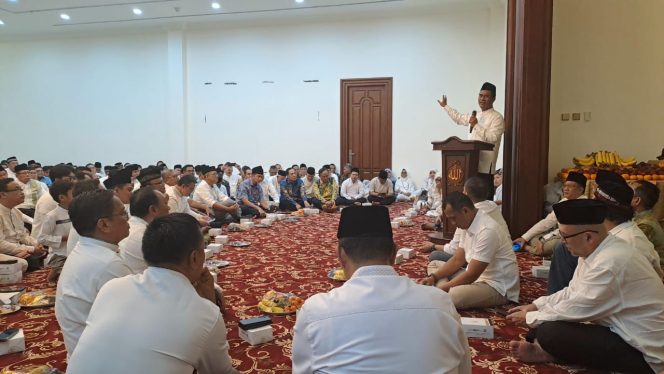 					Mentan RI Amran Sulaiman saat mengadakan buka puasa bersama IKA UNHAS - HIMPUNI di kediaman pribadinya di Jakarta (dok.)