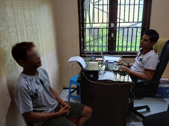 					KH alias VN saat Diperiksa Penyidik Satres Narkoba Polres Bulukumba. (Foto: Ist)