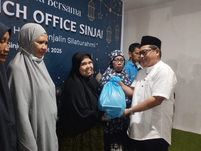 					Pimca BRI Sinjai Serahkan Paket Sembako ke Warga Kurang Mampu dalam Acara Buka Puasa Bersama. (Foto: Istimewa)