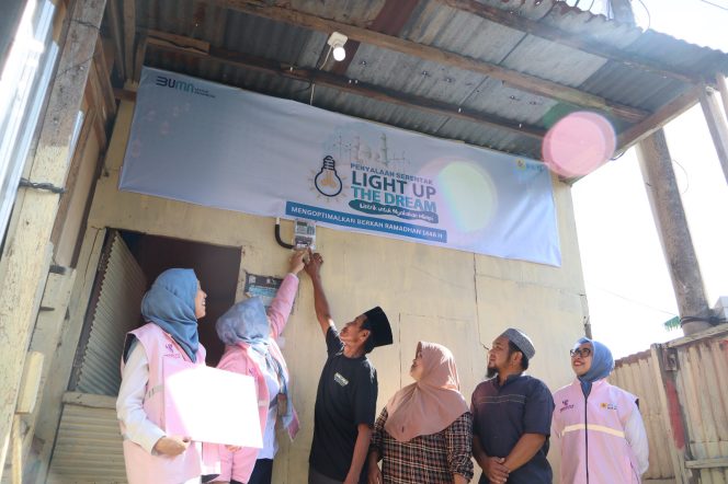 					PLN Icon Plus SBU Sulawesi dan Indonesia Bagian Timur bersama PLN UID Sulselrabar Terangi 295 Rumah di Sulawesi