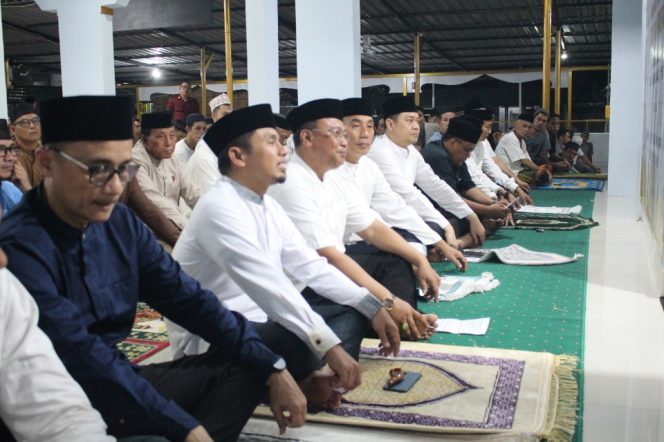 					Wali Kota Tasming Hamid Salat Tarawih di Masjid At Taubah Lapas Parepare. (Foto: Ist/ Humas)