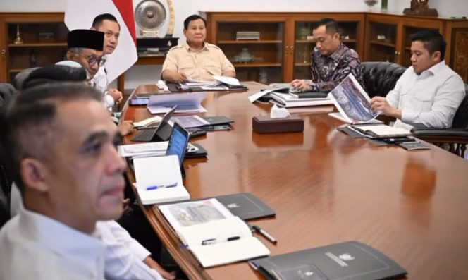 					Presiden Prabowo Subianto Rapat Terbatas bersama Menteri Pekerjaan Umum Dody Hanggodo dan Menteri Koordinator Bidang Infrastruktur Agus Harimukti Yudhoyono. (Foto: Istimewa)