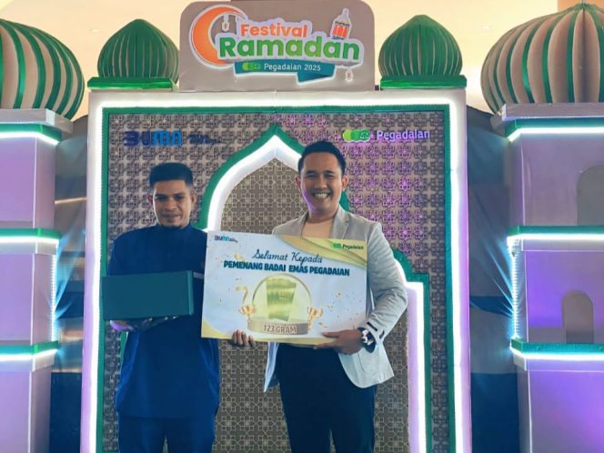 					Penyerahan hadiah Grand Prize kepada pemenang Program Badai Emas Pegadaian Kanwil VI Makassar (dok)