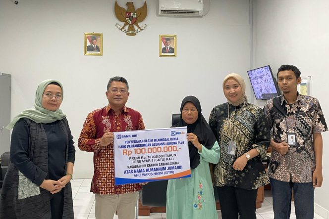 					Kepala Cabang BRI Sinjai, HM Dandy Wardana Menyerahkan Santunan Kematian kepada Ahli Waris Nasabah. (Foto: Istimewa)