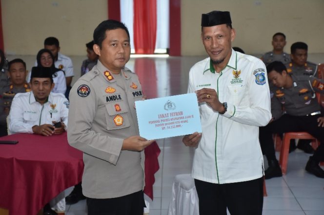 					Kapolres Bulukumba Serahkan Zakat Fitrah ke  Baznas. (Foto: Istimewa)
