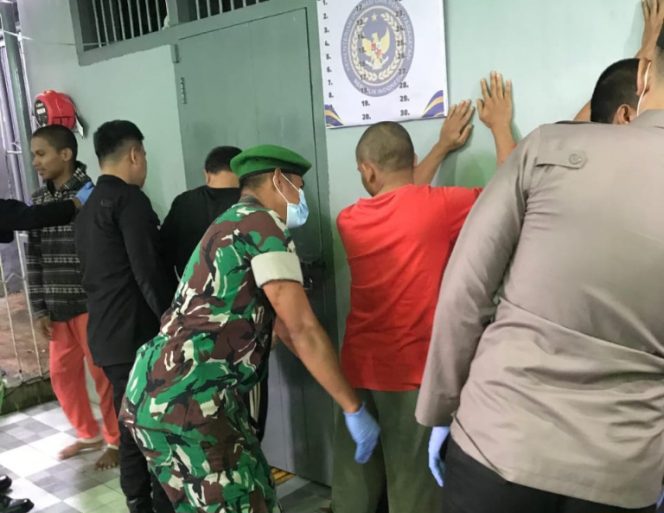					Petugas Gabungan Lakukan Sidak Kamar Hunian dan Warga Binaan Rutan Malino. (Foto: Istimewa)