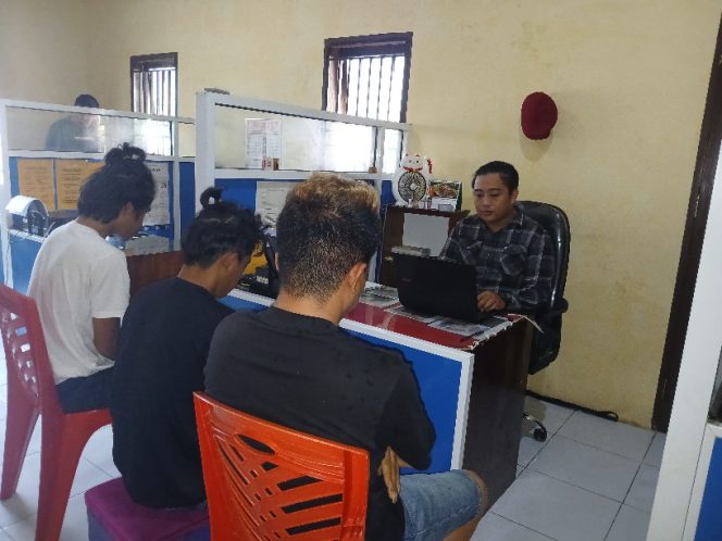 					Tiga Terduga Pelaku saat Menjalani Pemeriksaan di Ruang Penyidik Satres Narkoba Polres Bulukumba. (Foto: Ist/ Humas)
