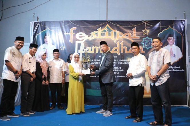 					Bupati Bulukumba Andi Muchtar Ali Yusuf Menyerahkan Piala Bergilir Festival Ramadan 2025. (Foto: Ist/ Humas)